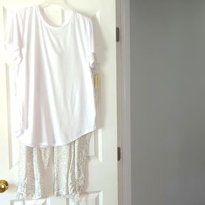 2pc set Ladies, white tea and Capri joggers!